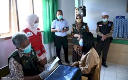 PMI Lanjutkan Roadshow Vaksinasi Pelajar di SMPN 4 Masamba, 108 Pelajar Disuntik Vaksin COVID-19