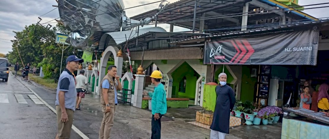 Dampak angin kencang di Pinrang.