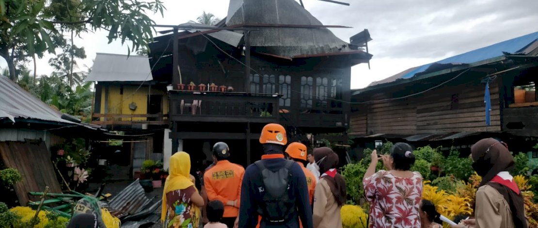Angin kencang porak-porandakan rumah warga di Leppangang, Pinrang.