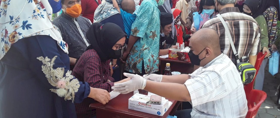 Suasana pelayanan kesehatan gratis tethadap warga Kelurahan Suangga, Makassar.