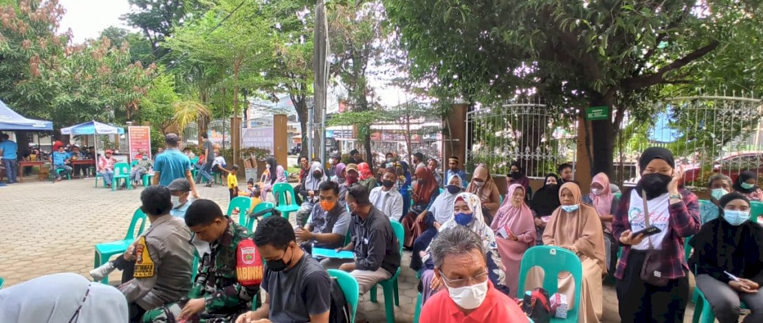 Suasana pelayanan kesehatan gratis tethadap warga Kelurahan Suangga, Makassar.