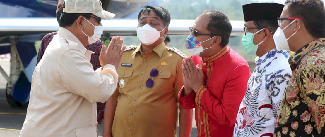 Sejumlah pejabat menyambut Menteri Pertahanan RI, Prabowo Subianto di Bandara Buntu Kunik, Tana Toraja. Sejumlah pejabat menyambut Menteri Pertahanan RI, Prabowo Subianto di Bandara Buntu Kunik, Tana Toraja.