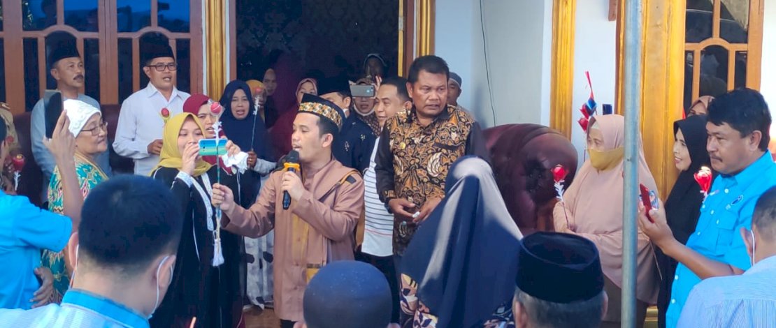 Ustaz Nur Maulana saat membawakan hikmah maulid di Jeneponto. (Foto: Istimewa)