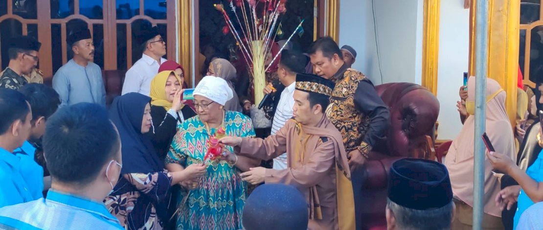 Ustaz Nur Maulana saat membawakan hikmah maulid di Jeneponto. (Foto: Istimewa)