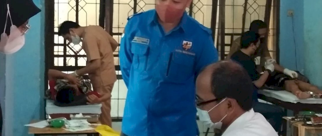 Ketua KNPI Kota Makassar, Arul, menyaksikan sunatan massal.