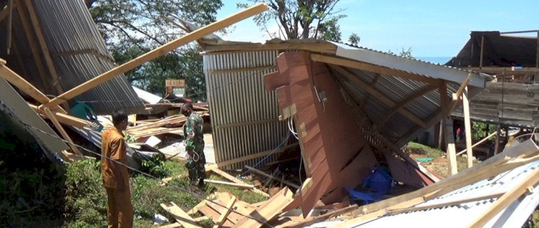 Penampakan rumah warga yang rusak akibat angin Puting Beliung di kabupaten Bone.