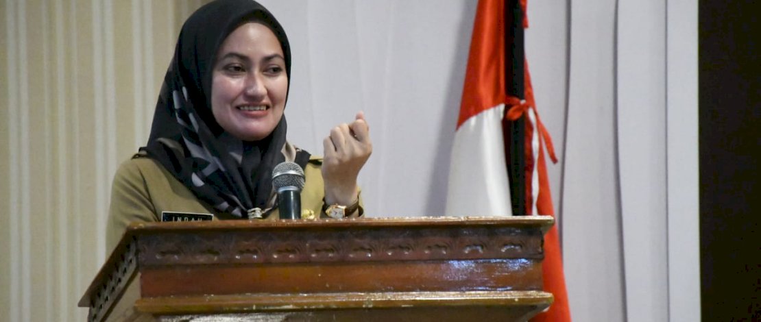 Bupati Indah Putri Indriani saat menghadiri osialisasi dan Promosi Sociopreneurship Usaha Kecil Menengah (UKM) Berbasis Sawit dengan Tema &ldquo;Pemanfaatan Limbah Kelapa Sawit untuk Pembudidayaan Jamur&rdquo; di Aula La Galigo Kantor Bupati Luwu Utara, Senin (18/10/2021).