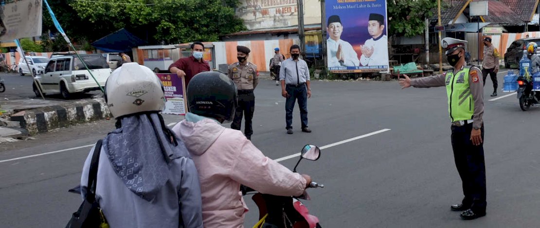 Anggota Kepolisian Resort Kota Parepare melakukan razia masker di Jalan Bau Massepe, Kota Parepare, Selasa 19 Oktober 2021. Selain melakukan razia anggota kepolisian tersebut juga mengampanyekan kepada warga untuk tetap menggunakan masker saat beraktivitas di luar rumah untuk mencegah penyebaran Covid-19. FOTOGRAFER/ ZUL KIFLI