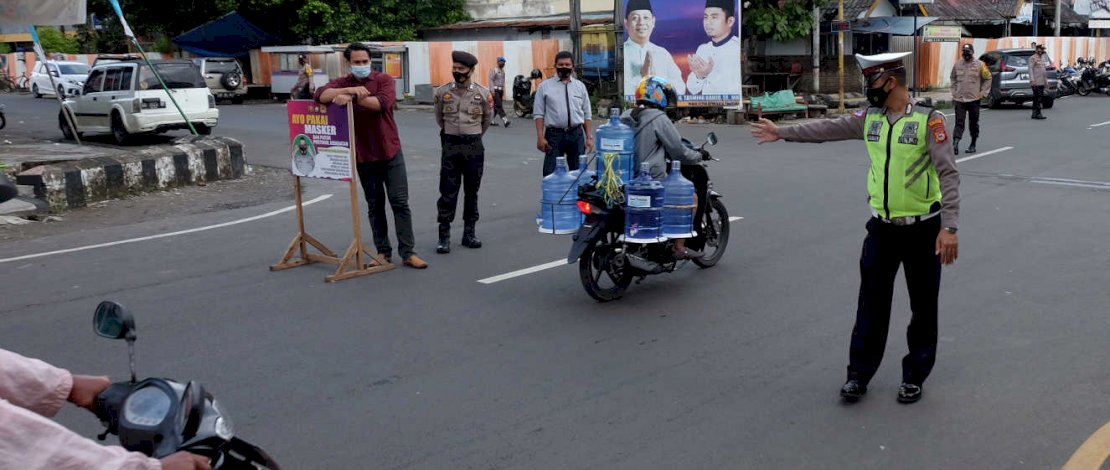 Anggota Kepolisian Resort Kota Parepare melakukan razia masker di Jalan Bau Massepe, Kota Parepare, Selasa 19 Oktober 2021. Selain melakukan razia anggota kepolisian tersebut juga mengampanyekan kepada warga untuk tetap menggunakan masker saat beraktivitas di luar rumah untuk mencegah penyebaran Covid-19. FOTOGRAFER/ ZUL KIFLI