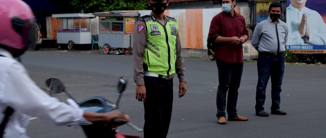 Anggota Kepolisian Resort Kota Parepare melakukan razia masker di Jalan Bau Massepe, Kota Parepare, Selasa 19 Oktober 2021. Selain melakukan razia anggota kepolisian tersebut juga mengampanyekan kepada warga untuk tetap menggunakan masker saat beraktivitas di luar rumah untuk mencegah penyebaran Covid-19. FOTOGRAFER/ ZUL KIFLI
