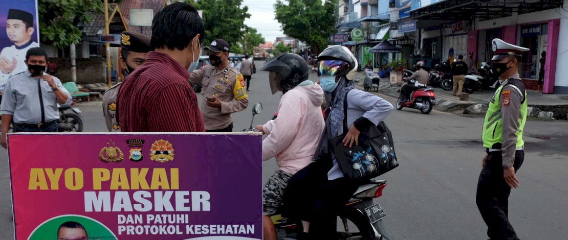 Anggota Kepolisian Resort Kota Parepare melakukan razia masker di Jalan Bau Massepe, Kota Parepare, Selasa 19 Oktober 2021. Selain melakukan razia anggota kepolisian tersebut juga mengampanyekan kepada warga untuk tetap menggunakan masker saat beraktivitas di luar rumah untuk mencegah penyebaran Covid-19. FOTOGRAFER/ ZUL KIFLI
