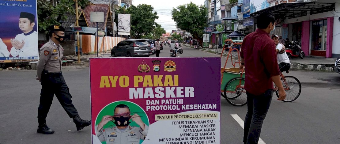 Anggota Kepolisian Resort Kota Parepare melakukan razia masker di Jalan Bau Massepe, Kota Parepare, Selasa 19 Oktober 2021. Selain melakukan razia anggota kepolisian tersebut juga mengampanyekan kepada warga untuk tetap menggunakan masker saat beraktivitas di luar rumah untuk mencegah penyebaran Covid-19. FOTOGRAFER/ ZUL KIFLI