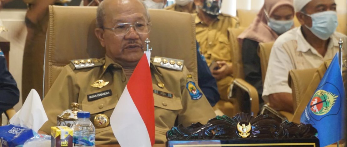 Bupati Jeneponto, Iksan Iskandar saat menerima penghargaan Proklim 2021.