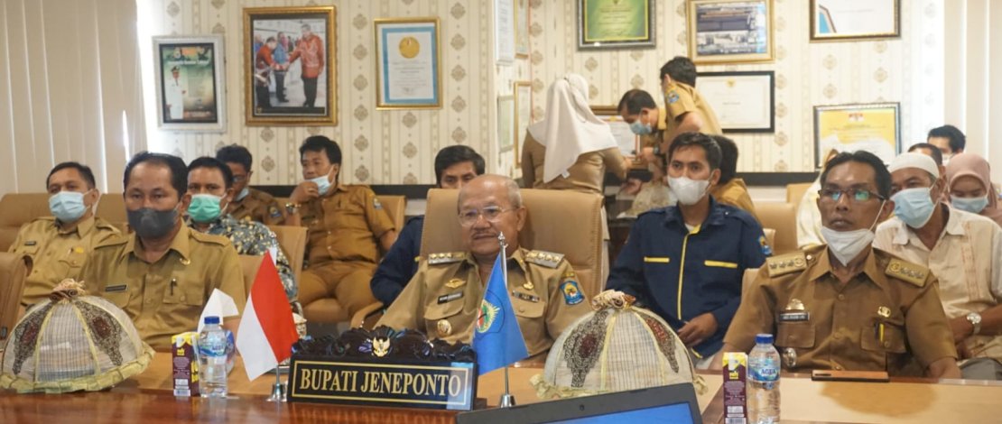 Bupati Jeneponto, Iksan Iskandar saat menerima penghargaan Proklim 2021.