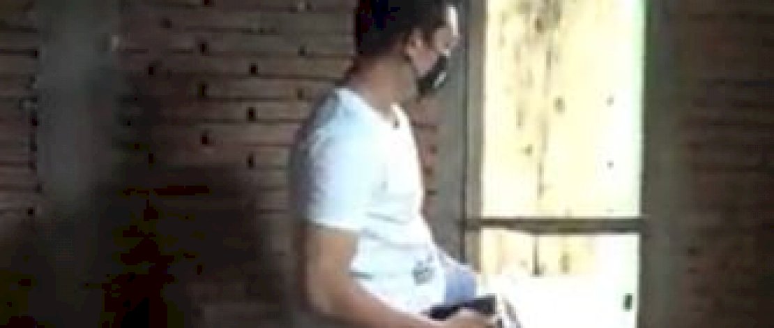 Olah TKP di rumah Musliadi yang terkena peluru nyasar di Polman, Sulbar.