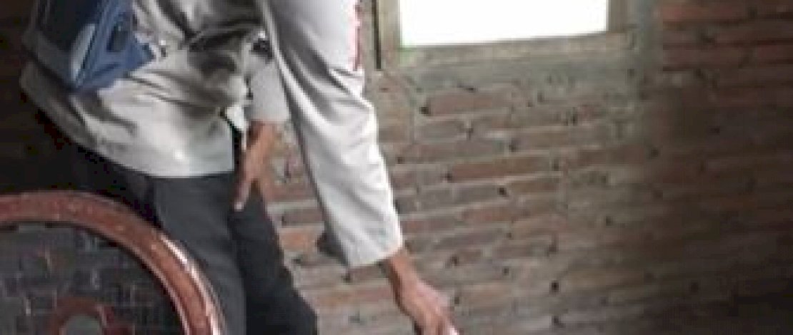 Olah TKP di rumah Musliadi yang terkena peluru nyasar di Polman, Sulbar.