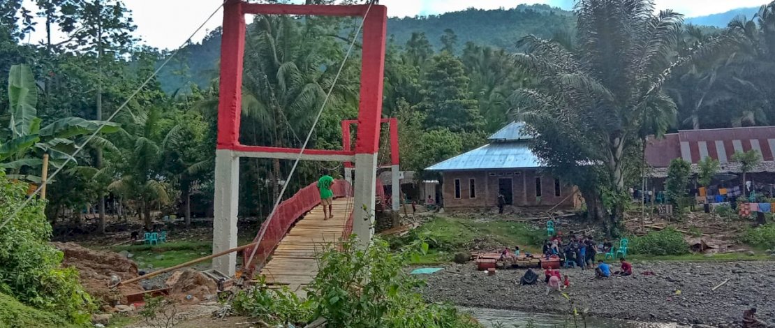 Jembatan gantung di Dusun Kole, Desa Siteba, Kecamatan Walenrang Utara, Luwu.
