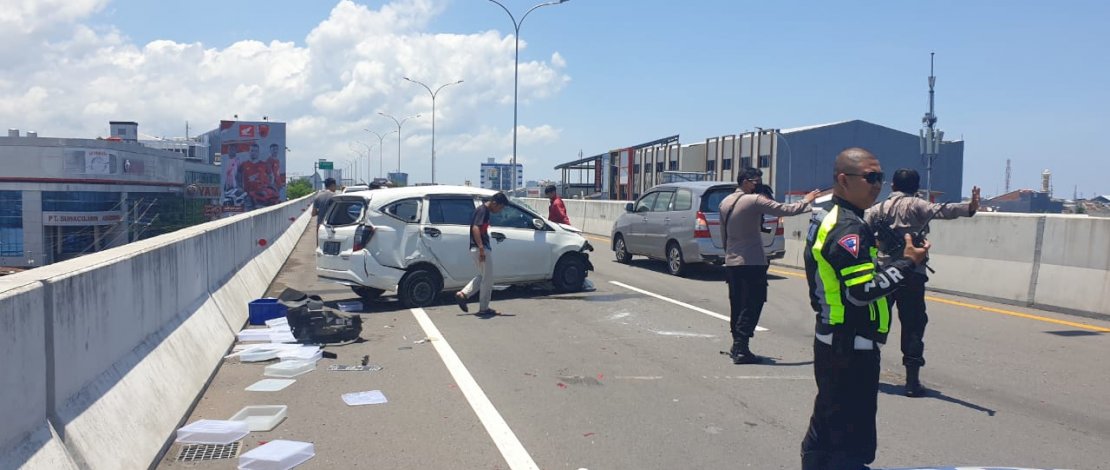 Lakalantas di Tol Layang AP Pettarani Makassar, Sulsel.