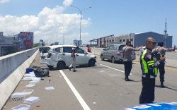 Ban Pecah, Minibus Tabrak Pembatas Tol Layang AP Pettarani Makassar Lalu Terbalik