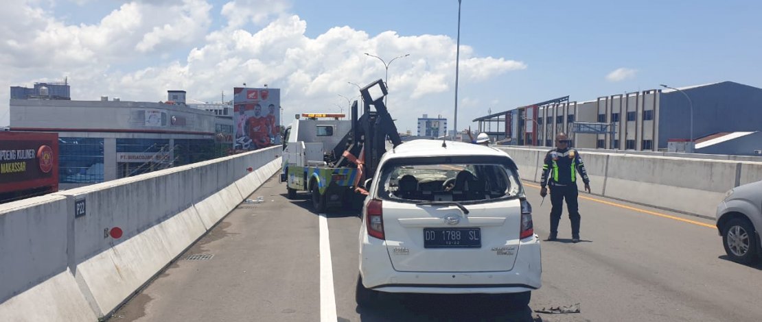 Lakalantas di Tol Layang AP Pettarani Makassar, Sulsel.