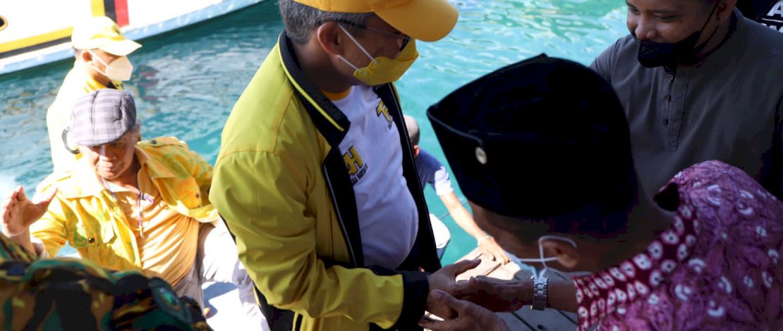 Suasana kegiatan vaksinasi Partai Golkar Sulsel di Pulau Barrang Lompo, Kota Makassar. IST