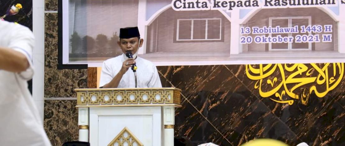 Camat Ujung Tanah saat memberikan sambutan di peringatan Maulid Nabi Muhammad, Rabu (20/10).