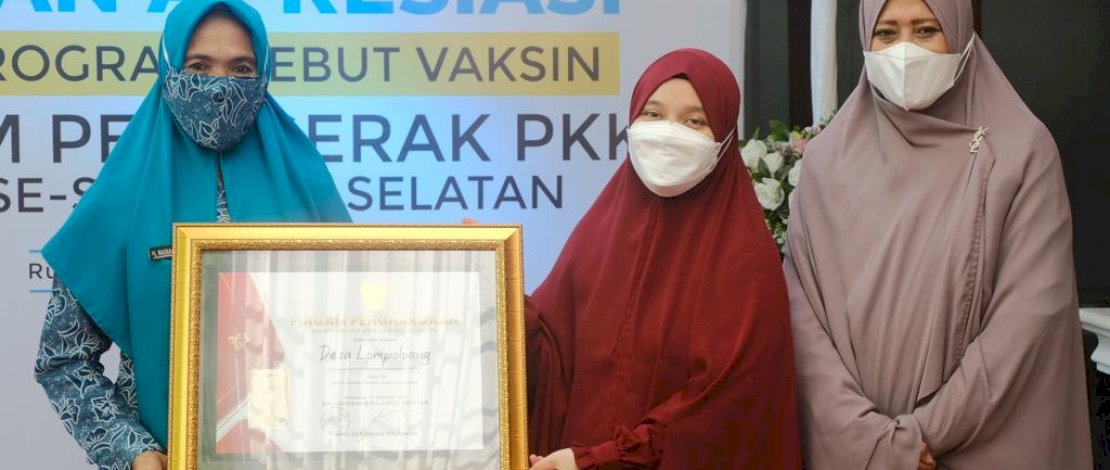Plt Ketua TP-PKK Sulsel, Naoemi Octarina. menyerahkan piagam  pada program kebut vaksinasi COVID-19 yang digelar secara serentak di 24 kabupaten/kota setempat