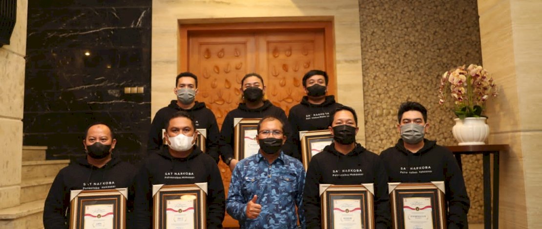 Danny Pomanto menyerahkan piagam penghargaan kepada anggota Sat Narkoba Polrestabes Makassar.