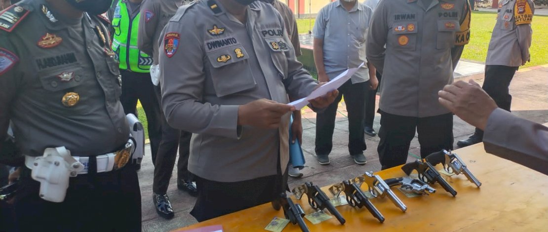 Pemeriksaan senjata api anggota di halaman Mapolres Luwu Utara, Kamis (21/10)