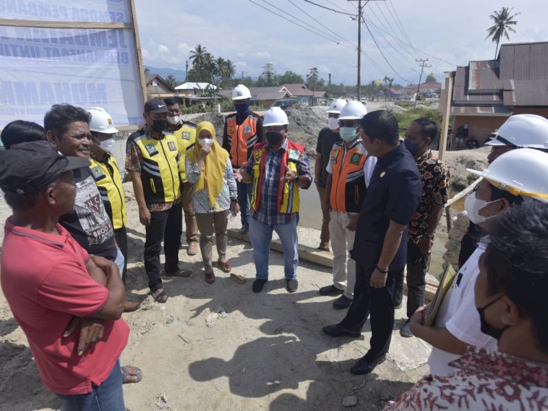 Tinjau Pembangunan Jembatan Radda, Anggota DPR RI Muhammad Fauzi : Progresnya Sesuai Rencana