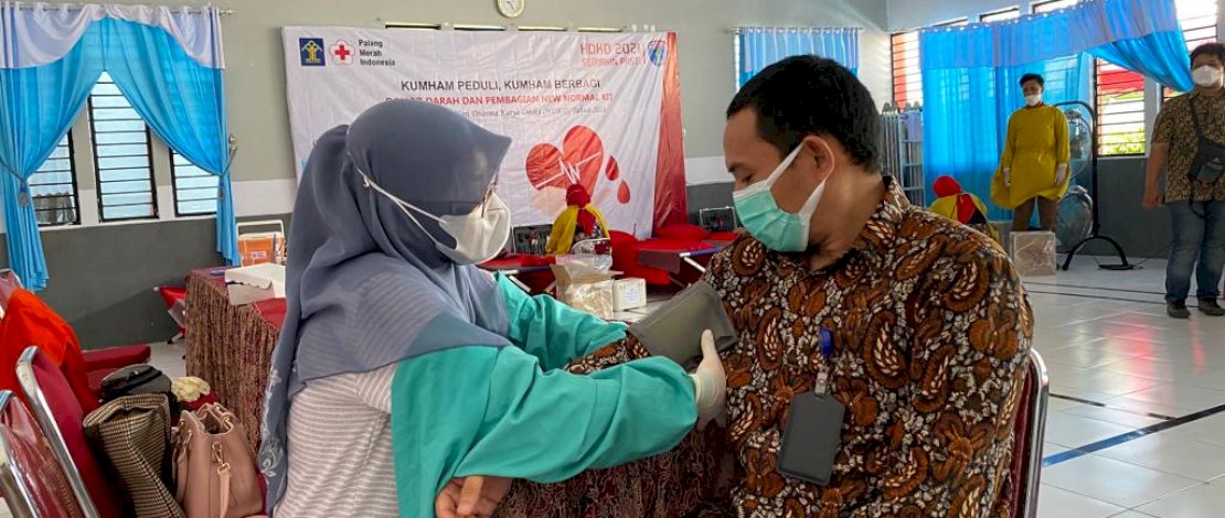 Kegiatan donor darah dan pembagian New Normal Kit di LPP Sungguminasa.