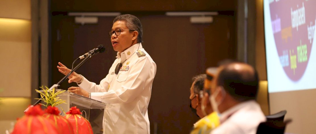 Taufan Pawe saat menerima piagam penghargaan dari Menteri Keuangan, Kamis (21/10).