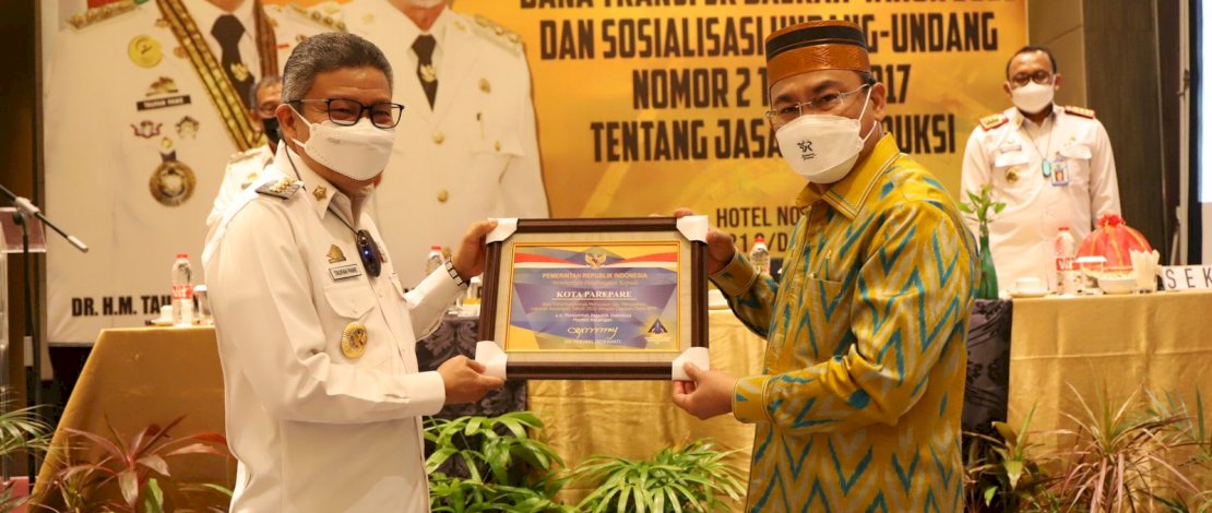 Taufan Pawe saat menerima piagam penghargaan dari Menteri Keuangan, Kamis (21/10).