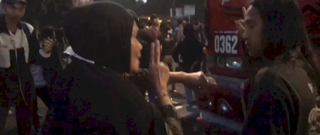 Detik-detik emak-emak hentikan demo mahasiswa di Makassar, Kamis, 21 Oktober 2021.