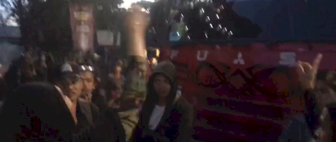 Detik-detik emak-emak hentikan demo mahasiswa di Makassar, Kamis, 21 Oktober 2021.