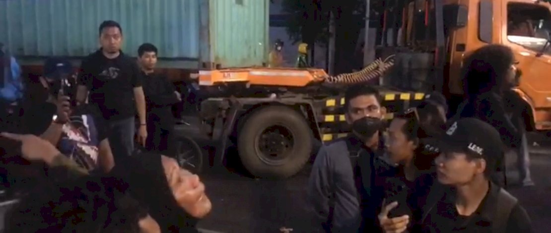 Detik-detik emak-emak hentikan demo mahasiswa di Makassar, Kamis, 21 Oktober 2021.