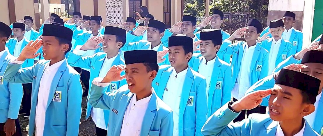 Santri Ponpes Badruttamam memperingati Hari Santri.