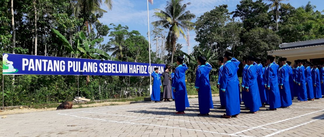 Santri Ponpes Badruttamam memperingati Hari Santri.