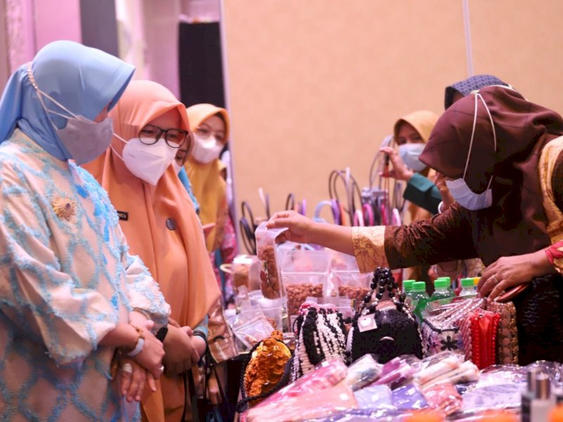 Dampingi Indira Jusuf, Ketua PKK Tamalanrea Hadiri Peresmian Royal Wedding Fair 