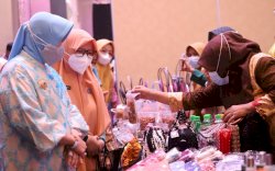 Dampingi Indira Jusuf, Ketua PKK Tamalanrea Hadiri Peresmian Royal Wedding Fair 