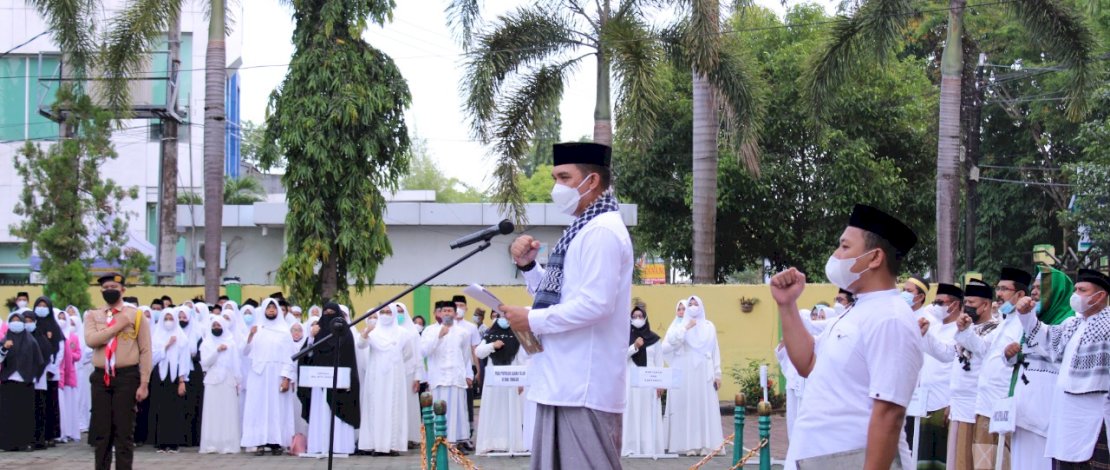 Sekda Takalar H. Muhammad Hasbi, S.STP., M.Ap., memimpin upacara peringatan Hari Santri Nasional Tahun 2021 yang diadakan di Kantor Kementrian Agama Takalar, Jumat (22/10/2021).
