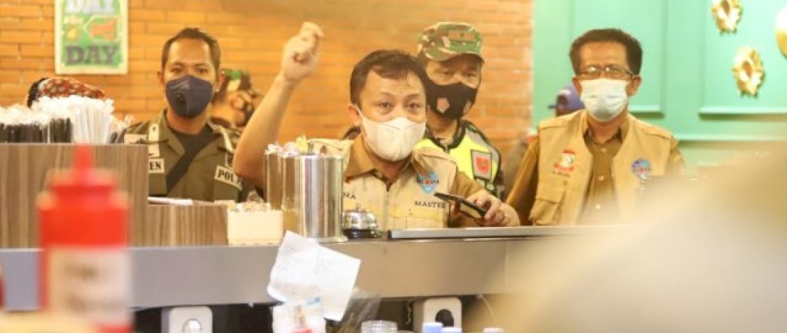 Master Covid Kec Makassar, Alamsyah Sahabuddin dan Satgas Raika melakukan patroli urai kerumunan di beberapa titik di Kecamatan Makassar. Master Covid Kec Makassar, Alamsyah Sahabuddin dan Satgas Raika melakukan patroli urai kerumunan di beberapa titik di Kecamatan Makassar.