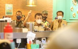 Satgas RAIKA Kecamatan Makassar Gelar Patroli, Camat Makassar Tegaskan Kafe dan Warung Makan Terapkan Prokes