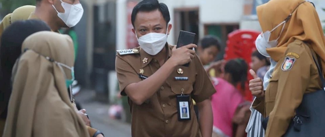 Camat Makassar Pantau Pendistribusian Sembako di 3 Kelurahan Camat Makassar Pantau Pendistribusian Sembako di 3 Kelurahan