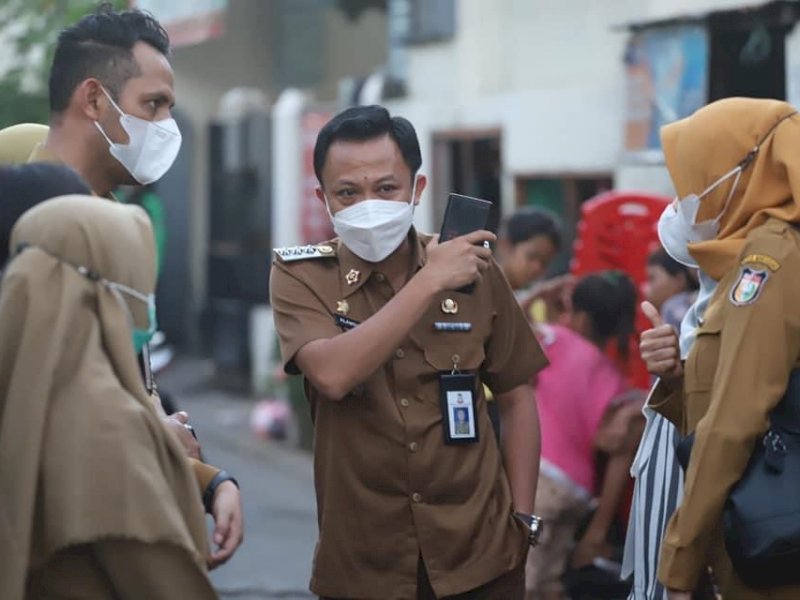 Camat Makassar Pantau Pendistribusian Sembako di 3 Kelurahan