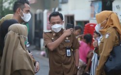 Camat Makassar Pantau Pendistribusian Sembako di 3 Kelurahan