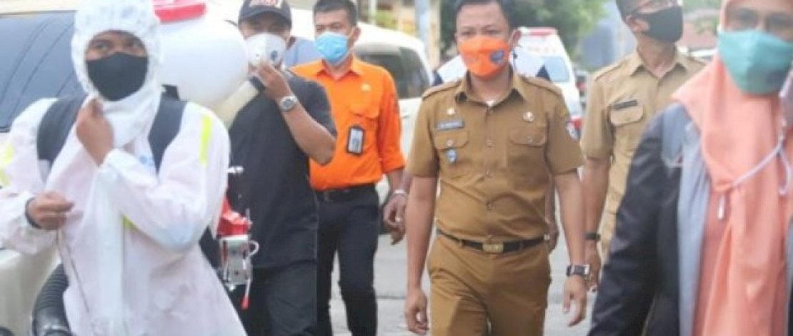 Camat Makassar Gerak Cepat Sterilkan Wilayah yang Warganya Terlapor Positif Covid-19 Camat Makassar Gerak Cepat Sterilkan Wilayah yang Warganya Terlapor Positif Covid-19