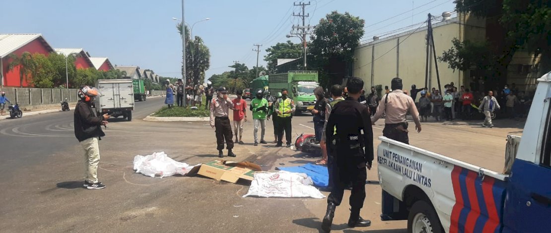 Korban tewas terlindas truk di jalan poros Tallasa City, Biringkanaya, Makassar, dibawa ke RSUP Wahidin Sudirohusodo.