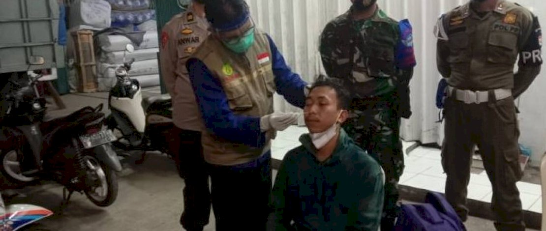 Swab antigen terhadap seorang warga di Polres Pelabuhan Makassar.
