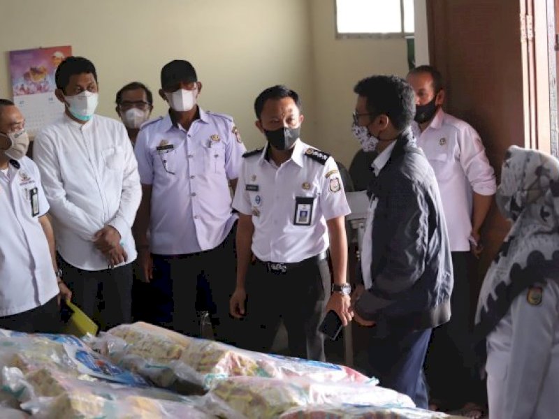 Pastikan Bansos Covid Tepat Sasaran, Camat Makassar Tinjau Pendistribusian 